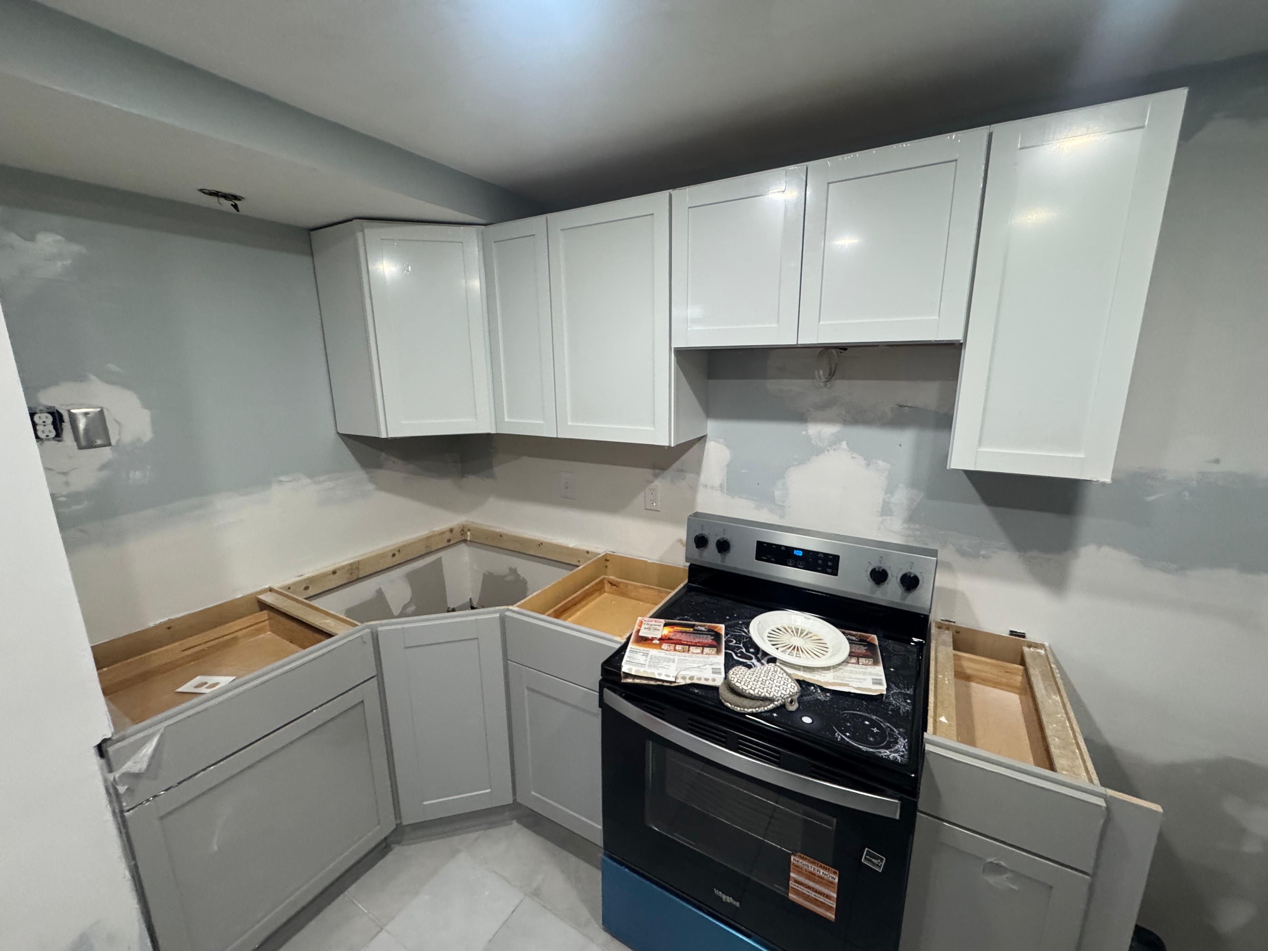 Bancada de mármore em cozinha moderna